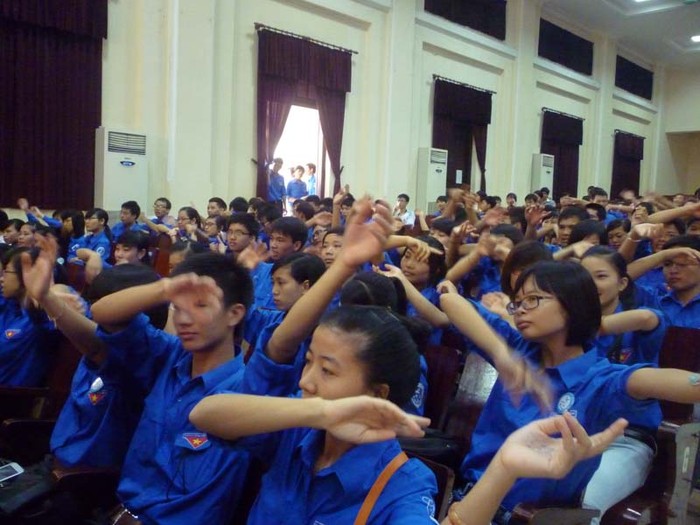 Không khí sôi động, hừng hực khí thế của tuổi trẻ Bắc Giang tại Hà Nội trong buổi lễ ra quân chương trình "Em tôi đi thi" năm 2012